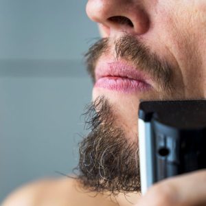 Hombre afeitando el bigote