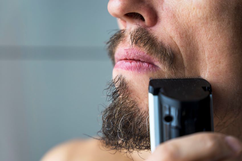 Hombre afeitando el bigote