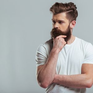 Hombre pensativo suavizar barba